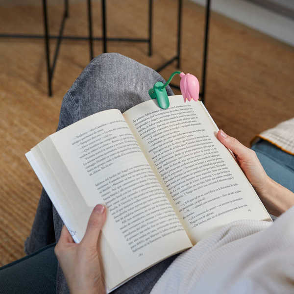 alvi - Tulip Balvi Luz lectura Tulip Color rosa Lámpara flexible con pinza en forma de tulipán para