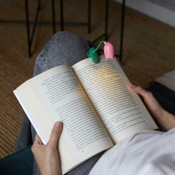 alvi - Tulip Balvi Luz lectura Tulip Color rosa Lámpara flexible con pinza en forma de tulipán para