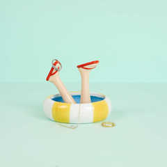 alvi - Happy Legs Summer Balvi Porta anillos Happy Legs Summer Soporte con diseño de piernas con cha