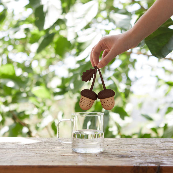 Balvi Teesieb Acorn Braun Farbe Doppeltes Tee-Ei mit Eichel-Design Silikon