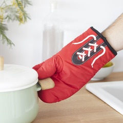 Boxing glove-shaped oven mitt to handle oven hot objects