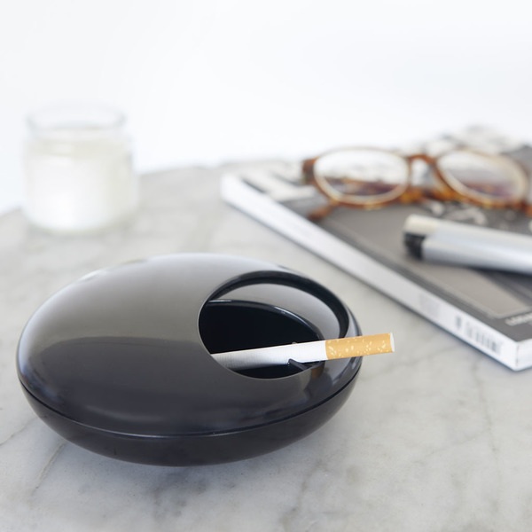 The sliding lid prevents odours
