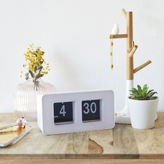 alvi Reloj sobremesa Flip Clock Color blanco Posiblidad de colgar en pared Diseño retro Plástico ABS