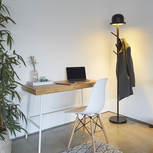 alvi Kleiderständer und Stehlampe Chapeau Farbe Schwarz Kleiderständer und Stehlampe in einem Modern