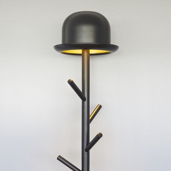 alvi Kleiderständer und Stehlampe Chapeau Farbe Schwarz Kleiderständer und Stehlampe in einem Modern