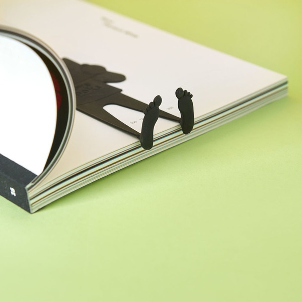 Balvi - Book Crush segnalibro con disegno divertente di un personaggio schiacciato dal libro