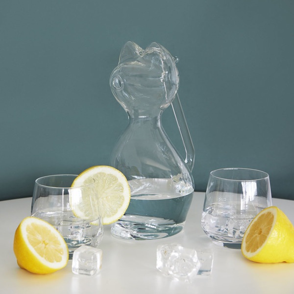 https://assets.balvi.com/production/img/products/5856/large/water-jug-meow-1-0-l-transparent-glass-27573B.jpg?v=1646137059