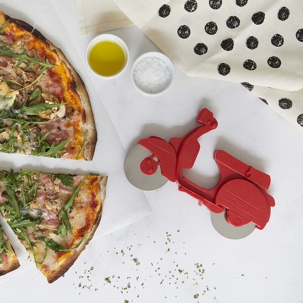 Balvi Pizzaschneider Scooter Farbe Rot ABS-Kunststoff/EdelstahlLUSTIGES DESIGN