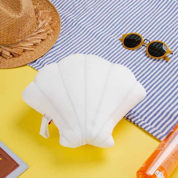 Balvi Cojín veraniego Summer Shell Color blanco Almohada en forma de concha de mar Poliéster