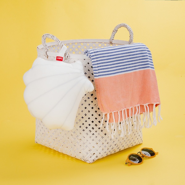 Balvi Cojín veraniego Summer Shell Color blanco Almohada en forma de concha de mar Poliéster