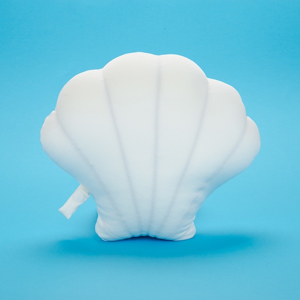 Balvi Cojín veraniego Summer Shell Color blanco Almohada en forma de concha de mar Poliéster