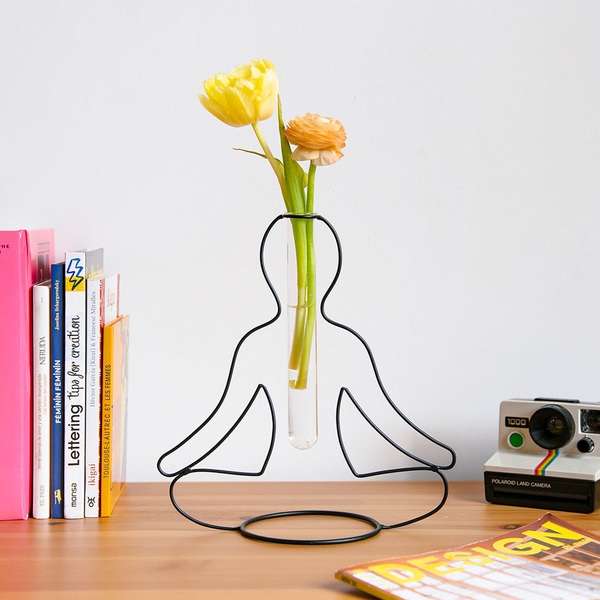 Balvi Florero Silhouette Color negro Jarrón Decorativo en Forma de Postura de Yoga Metal/vidrio