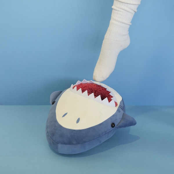 Balvi Calientapies Sharky Color Azul Un tiburón que se come tus pies Poliéster 37x30x7 cm