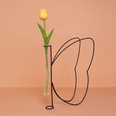 alvi Vase Butterfly Farbe Schwarz Vase in Form eines Reagenzglases mit Metallhalterung Aus Metall/Gl