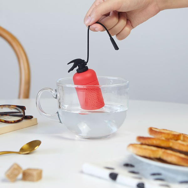Balvi Infuseur thé ExtTEAnguisher Couleur Rouge Représente un extincteur Silicone