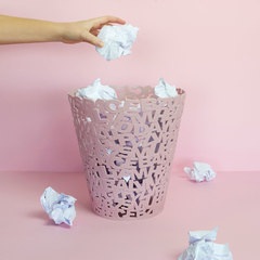 Balvi Papierkorb Letters Farbe Rosa Papierkorb mit originellem Design Kunststoff