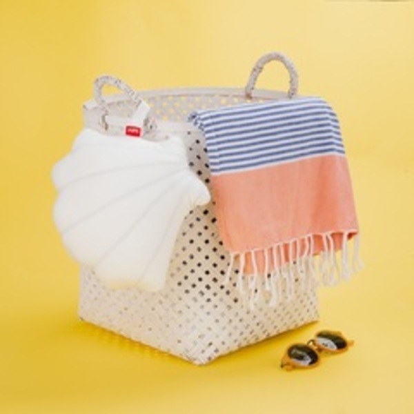 Balvi Cojín veraniego Summer Shell Color blanco Almohada en forma de concha de mar Poliéster