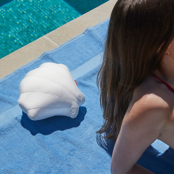 Balvi Cojín veraniego Summer Shell Color blanco Almohada en forma de concha de mar Poliéster