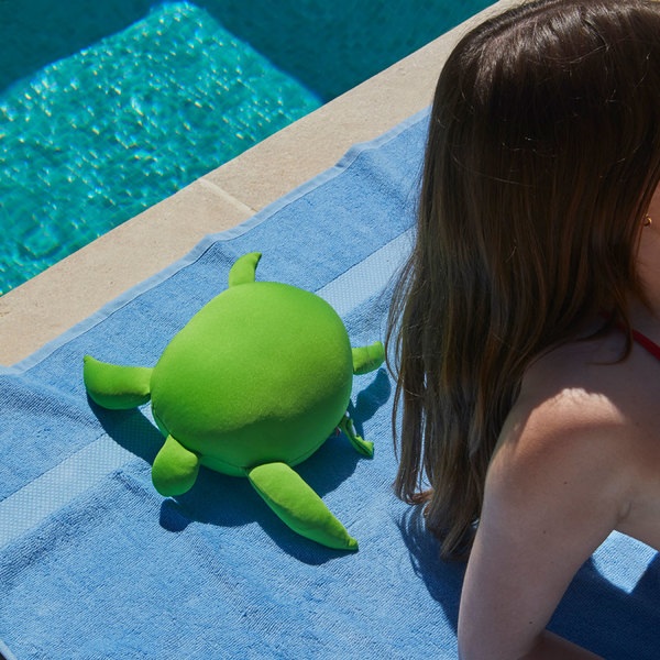 Balvi Cojín veraniego Summer Turtle Color verde Almohada en forma de tortuga de mar Poliéster