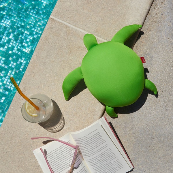 Balvi Cojín veraniego Summer Turtle Color verde Almohada en forma de tortuga de mar Poliéster