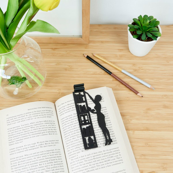 alvi Lesezeichen The Library Farbe Schwarz Die Bücher ragen über den Buchrand hinaus Nylon/Kunststof