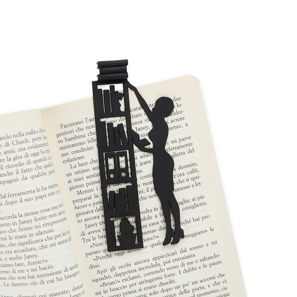 alvi Lesezeichen The Library Farbe Schwarz Die Bücher ragen über den Buchrand hinaus Nylon/Kunststof