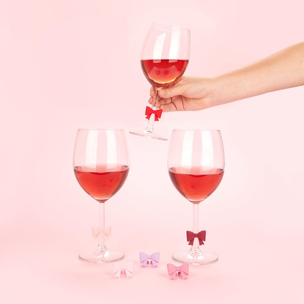Balvi Marque-verres Coquette 6 marque-verres en forme de nœuds de différentes couleurs Plastique PVC