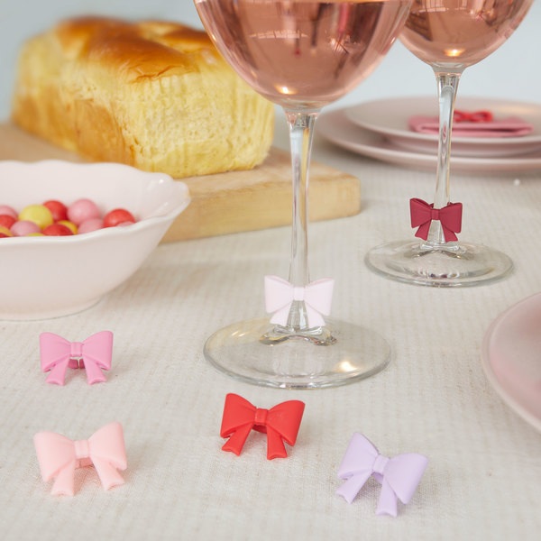 Balvi Marque-verres Coquette 6 marque-verres en forme de nœuds de différentes couleurs Plastique PVC